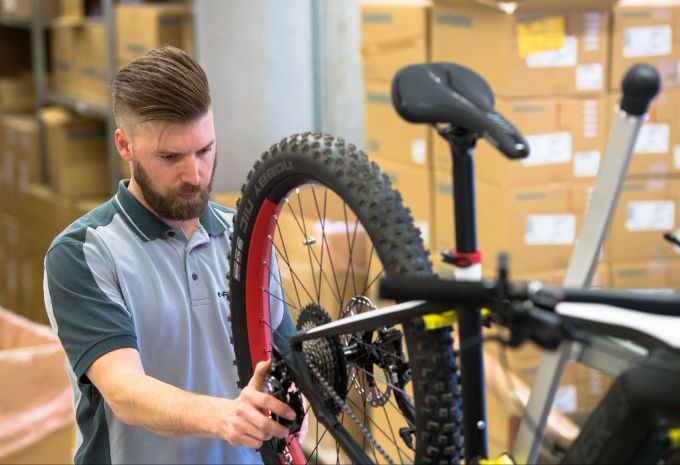 Wer nicht gerne alles selber konfiguriert, überlässt die Arbeit am besten einem Profi. Er weiss, welche Teile er kombinieren muss, damit ein E-Bike herauskommt, bei dem Fahrgefühl, Komfort und Leistung stimmen. df