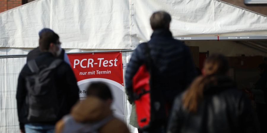 Teststation für Corona-Schnelltests am Holstentor in Lübeck.