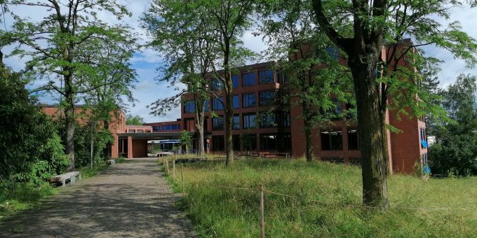 Die Schulanlage Röhrliberg ist das erste ausgezeichnete Schulareal im Kanton Zug Die Schulanlage Röhrliberg wurde ausgezeichnet