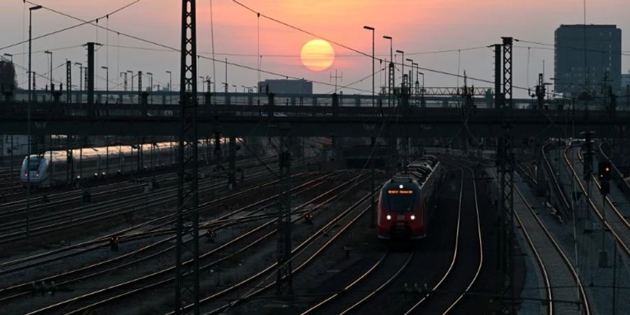 Oberleitungen an einem Bahnhof