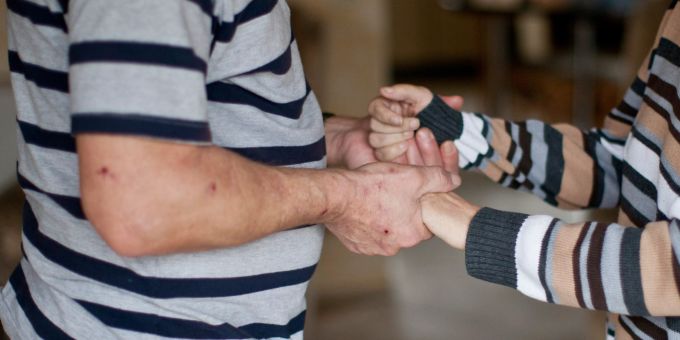 Aggressives Verhalten nicht persönlich nehmen – das fällt Angehörigen dementer Menschen oft schwer. Macht man sich klar, dass hinter den Wutanfällen die Erkrankung steckt, wird es etwas leichter. Frau Mann Hände Alter