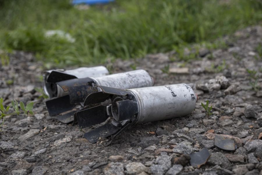 Streubomben-Submunition ist am 11. Mai 2022 im Dorf Slatino in der Region Charkiw zu sehen.