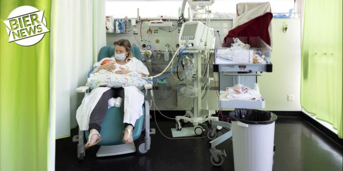 Eine Mutter hält ihr Baby auf dem Arm in Centre Hospitalier Universitaire Vaudois (CHUV) in Lausanne. (Symbolbild) Stillen Mutter
