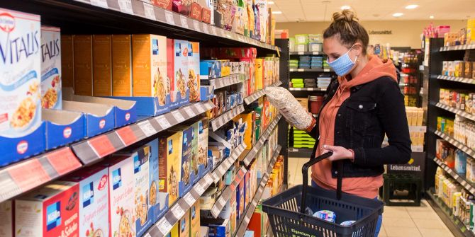 Frau Supermarkt Korb Haferflocken Regale