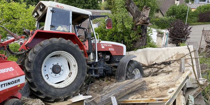 Lausen BL: Traktor mit Ladewagen macht sich selbständig und kommt in einem Garten zum Stillstand Traktor mit Ladewagen macht sich selbständig