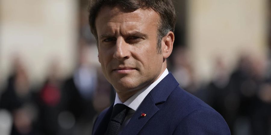 Emmanuel Macron, Präsident von Frankreich, hat dem ukrainischen Staatschef Wolodymyr Selenskyj in einem Telefonat weitere Unterstützung zugesichert. Laut Mitteilung aus dem Elyséepalast am Samstag gehe es dabei sowohl um militärische als auch um humanitäre Hilfe. Foto: Francois Mori/Pool AP/dpa