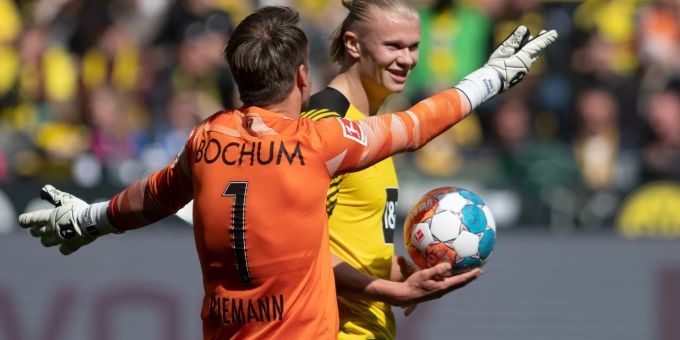 BVB-Star Erling Haaland (r) stellte einen Bundesliga-Rekord auf. Erling Haaland