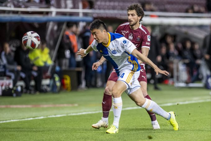 Li Lei (GC) im Zweikampf mit Miroslav Stevanovic (Servette) in der Super League. Servette GC Super League