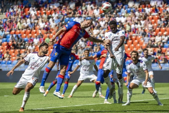 Adam Szalai (FC Basel) steigt im Spiel gegen Servette zum Kopfball auf. FC Basel Servette Genf