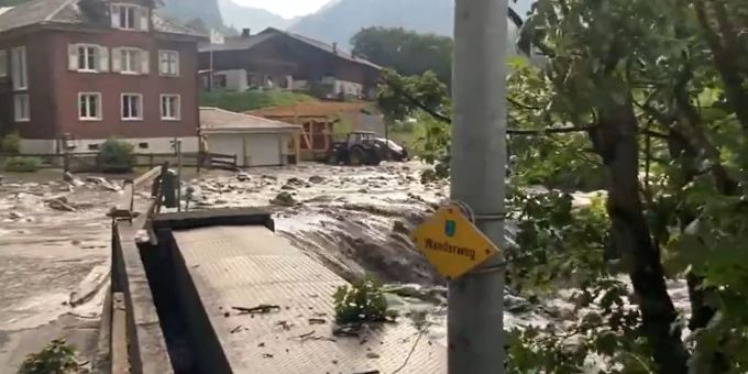 Im Sarganserland - Gewitter verwandeln Bach in reissenden Fluss