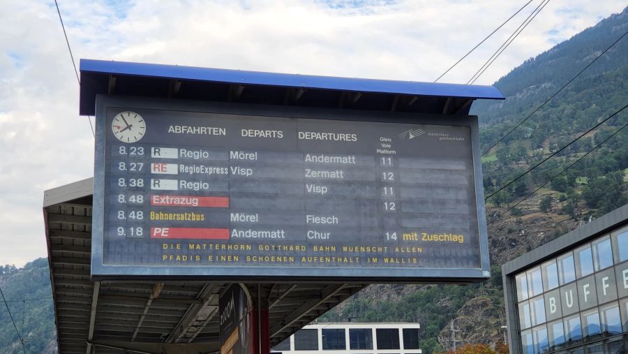 Die Pfader werden schon am Bahnhof begrüsst.