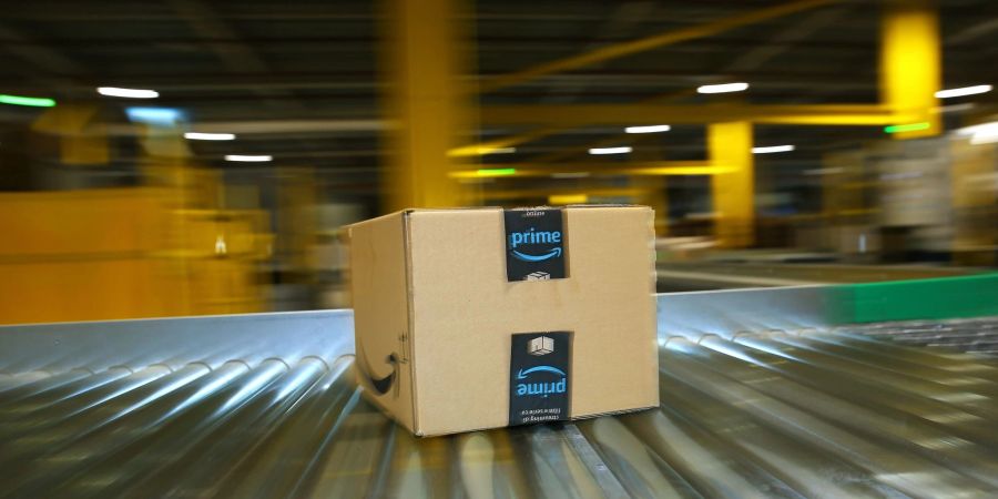 Ein Paket auf dem Laufband eines Amazon-Logistikzentrums - auf Prime-Kunden kommt eine Preiserhöhung zu.