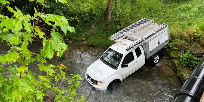 Schwende/AI: Unter Alkoholeinfluss in Bach gefahren Auto im Bach