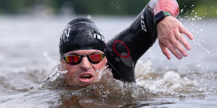 Joseph Hess während einer Trainingseinheit in der Elbe.