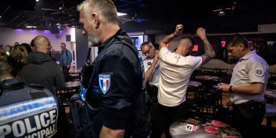 Polizisten suchen bei Clubbesuchern nach Nadeln