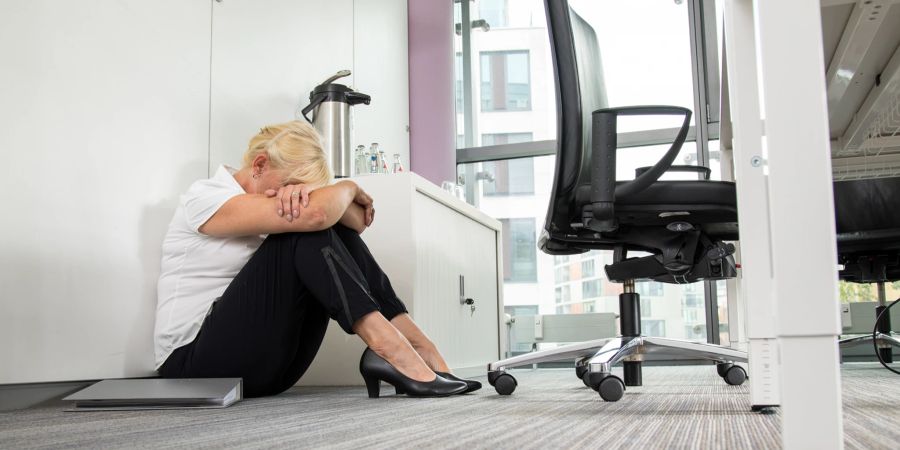 Frau Büro Boden Kauern Depression Mobbing