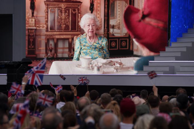 Die Queen zeigt sich dem Volk auf einer Grossleinwand. Platinum Jubilee in England