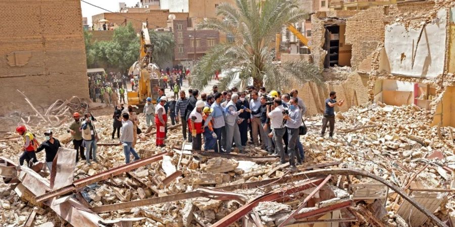 Trümmer nach Gebäudeeinsturz in Abadan