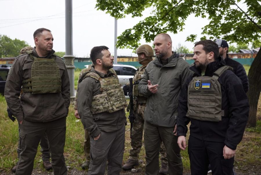 Wolodymyr Selenskyj schaut sich in der Region Charkiw die Zerstörung durch die Russen an.