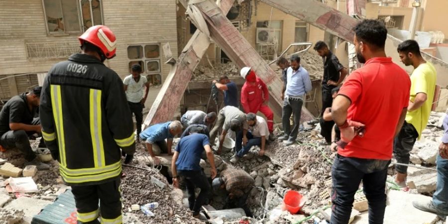Rettungsteams am Unglücksort in Abadan