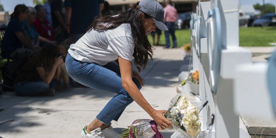 Meghan Markle legt Rosen an der Gedenkstätte in Texas nieder.