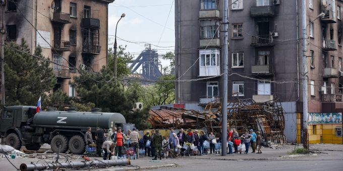 Ukraine-Krieg: Zivilisten stehen nach der Eroberung durch die Russen in der Stadt Mariupol für Trinkwasser an. Ukraine Krieg Mariupol Wasserstellen