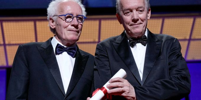 Besondere Auszeichnung: Die Brüder Jean-Pierre Dardenne (l) und Luc Dardenne nehmen den Preis zum 75-jährigen Jubiläum für den Film «Tori und Lokia» entgegen. Besondere Auszeichnung: Die Brüder Jean-Pierre Dardenne (l) und Luc Dardenne nehmen den Preis zum 75-jährigen Jubiläum für den Film «Tori und Lokia» entgegen.