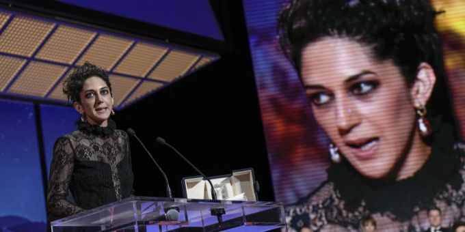 Sahra Amir Ebrahimi hält ihre Dankesrede für die Auszeichnung zur besten Schauspielerin. Sahra Amir Ebrahimi