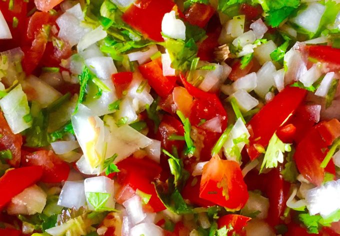 Rezept für mexikanische Salsa mit gegrilltem Mais