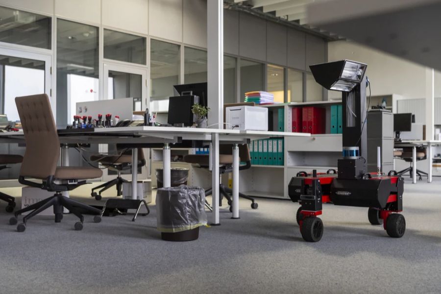 Wegen des Personalmangels könnten deshalb immer mehr Roboter in der Arbeitswelt eingesetzt werden
