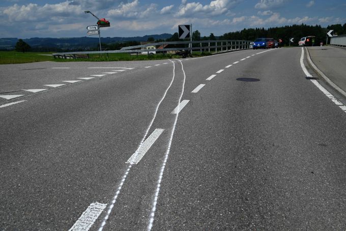 Die Motorradlenkerin prallte in die Leitplanke Die Motorradlenkerin prallte in die Leitplanke