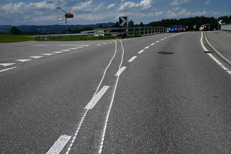 Die Motorradlenkerin prallte in die Leitplanke