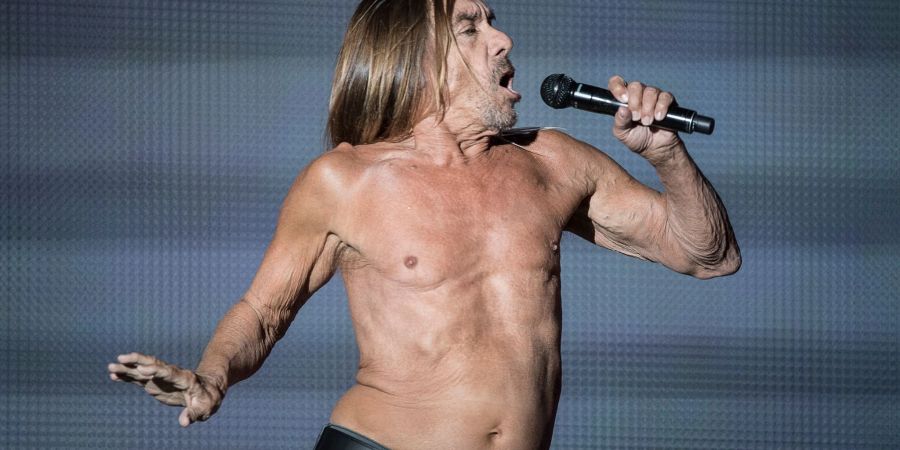 Iggy Pop zeigt sich immer noch gern mit nacktem Oberkörper.