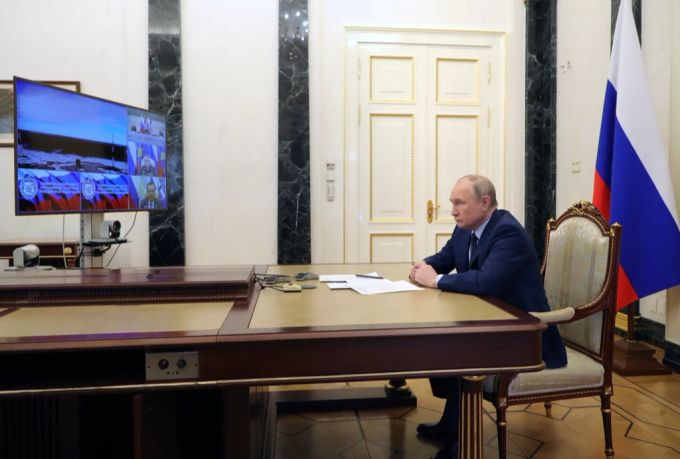 Wladimir Putin verfolgt den Raketen-Test während dem Ukraine-Krieg von seinem Büro aus. Putin