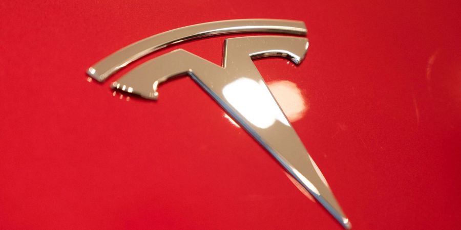 Das Tesla-Logo auf einem Fahrzeug in einem Berliner Showroom. Der Konzern kann weiterhin mit Rekordzahlen glänzen.