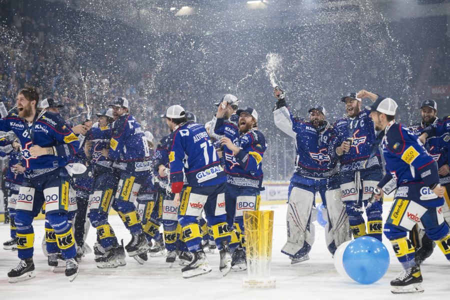 Die Spieler des EHC Kloten feiern die Rückkehr in die National League.