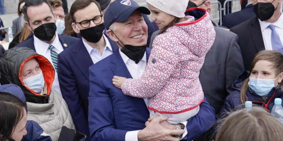 US-Präsident Joe Biden mit einem ukrainischen Flüchtlingskind. Foto: Evan Vucci/AP/dpa