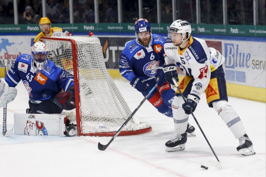 Christian Djoos (r.) vom EV Zug behauptet die Scheibe gegen ZSC-Verteidiger Yannick Weber.