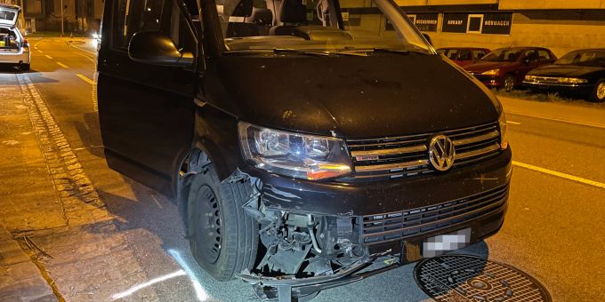 Personenwagen kollidierte mit den Inselschutzpfosten. Personenwagen kollidiert sankt gallen