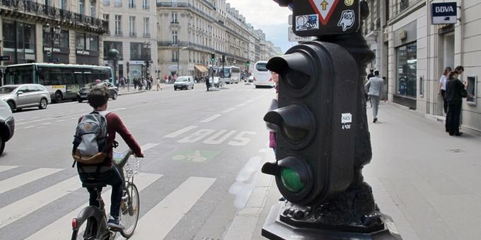 Paris mit dem Fahrrad entdecken - dass soll künftig entspannter werden. velos