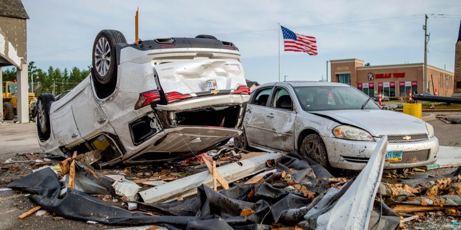 Durch die Luft gewirbelte Fahrzeuge stehen auf einem Parkplatz nahe des Michigan State Highway.