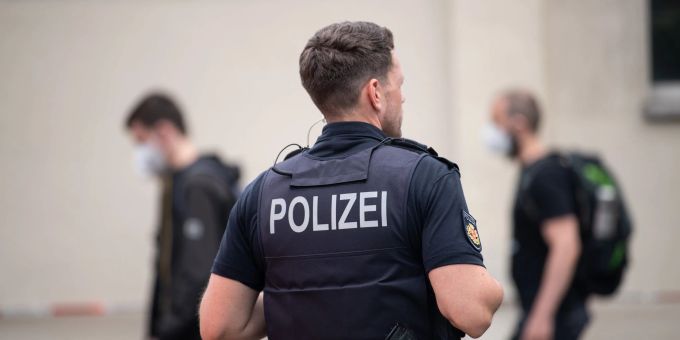 Amok in Bremerhaven? Für den 21-jährigen Schützen gibt es nun einen Haftbefehl. Amok in Bremerhaven? Für den 21-jährigen Schützen gibt es nun einen Haftbefehl.