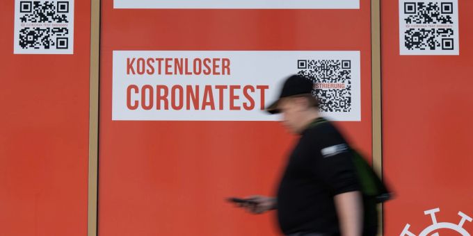Ein Passant geht an einem Corona-Testcenter in Dresden entlang. Ein Passant geht an einem Corona-Testcenter in Dresden entlang.