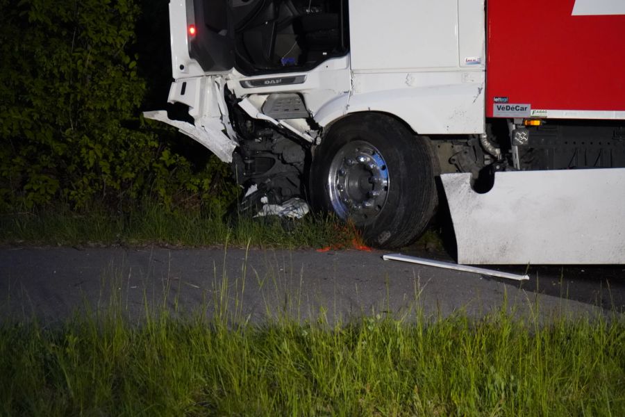 Die Schäden am vorderen Teil des Lastwagens.