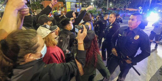 Demonstranten konfrontieren Polizeibeamte in der Nähe des Pershing Square, nachdem sie vor dem US-Gerichtsgebäude gegen den durchgesickerten Entwurf des Urteils des Obersten Gerichtshofs zur Aufhebung von Roe v. Wade protestiert haben. Dienstag, 3. Mai 2022, in Los Angeles.AP Photo/Ringo H.W. Chiu) Supreme Court Abortion Los Angeles
