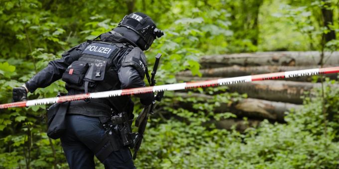 Die Kantonspolizei Zürich am 5. Mai 2022 im Einsatz im Zürcher Hürstwald. Hürstwald-garage ag