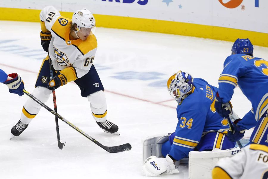 Nashville-Stürmer Mikael Granlund bezwingt Blues-Keeper Jake Allen.