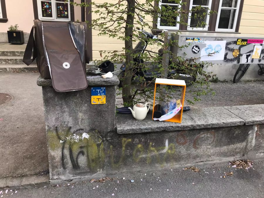 In Bern findet man fast an jeder Strassenecke Gegenstände zum Mitnehmen. Hier an der Länggasse.