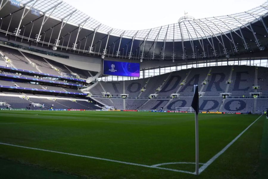 Innenansicht des Tottenham Hotspur Stadium in London.