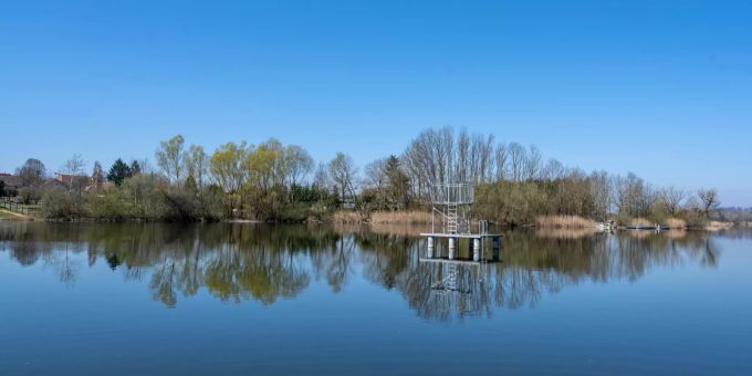 Der Moossee mit Sprungturm der Badi in Moosseedorf. - Moosseedorf